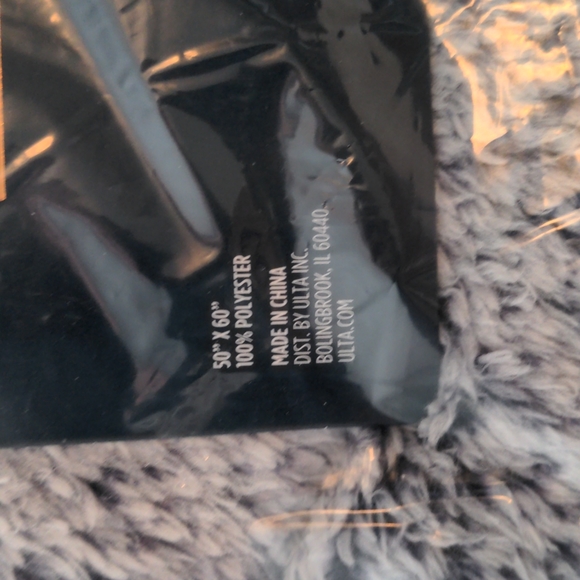 Ulta Limited Edition Navy Plush Throw 50 x 60 - Picture 5 of 5